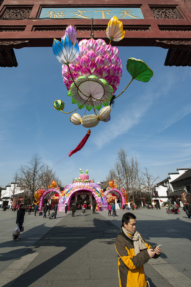 1.24夫子庙牌坊下的荷花灯