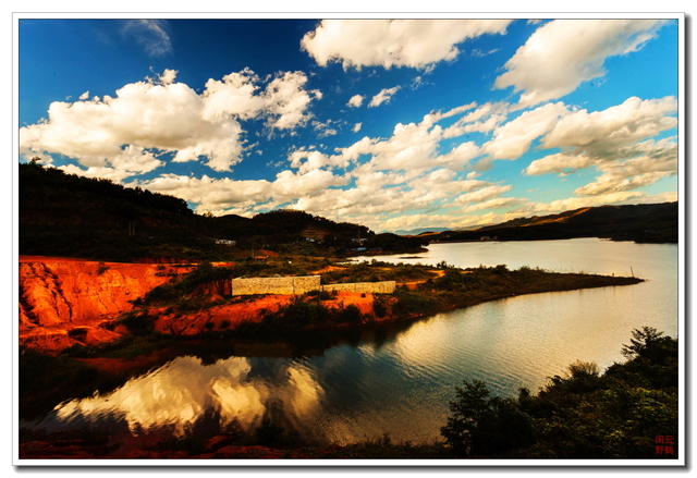 云南西双版纳曼飞龙水库看落日