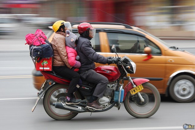 《铁骑回家过年》   广西每年都有大批骑摩托回家过年的在外务工人员