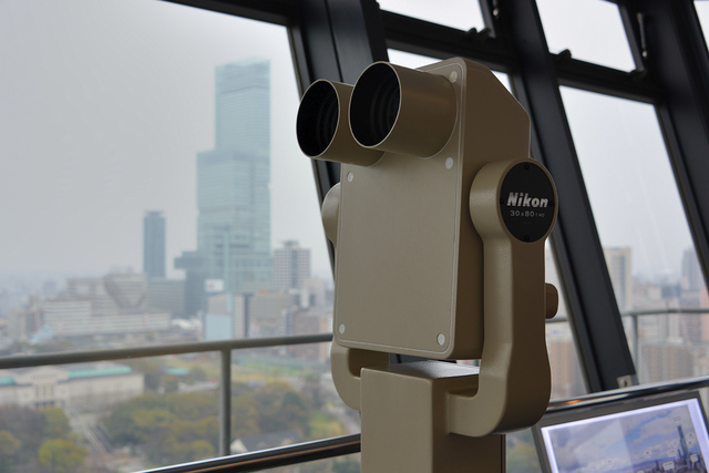 通天阁里的nikon望远镜,窗外的高楼是阿倍野大厦.
