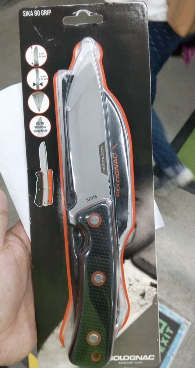 上周逛店,发现迪卡侬居然挂了两把直刀在打