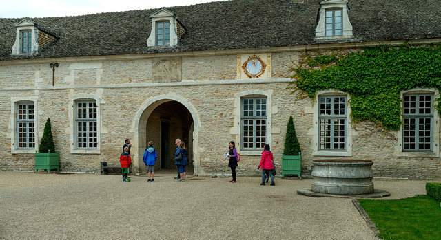 参观pommard酒庄.参观的人不少,分批进入.