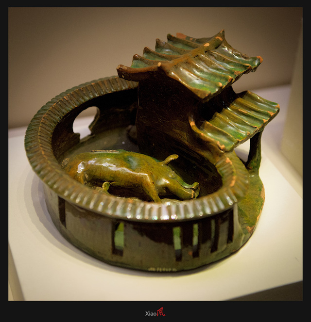 绿釉陶猪圈【东汉,公元25年-220年.湖南长沙出土】