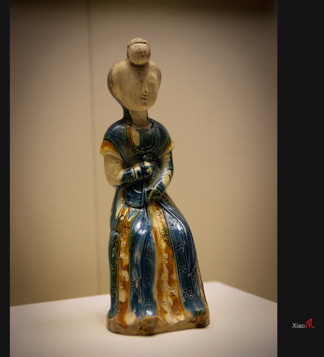 三彩釉陶女坐俑【唐代,公元618-907年,陕西西安出土】