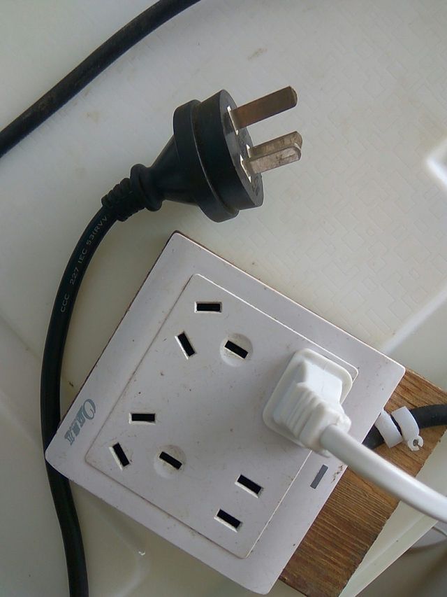 主题:插头插入插线板老是冒火花,正常吗?