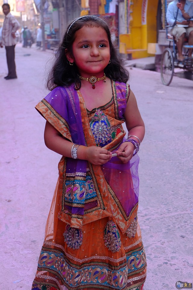 洒红节拍的印度小女孩