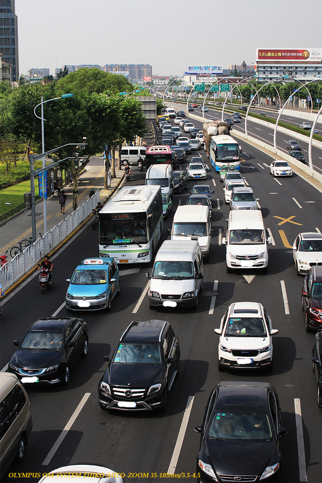 高峰时段的车来车往