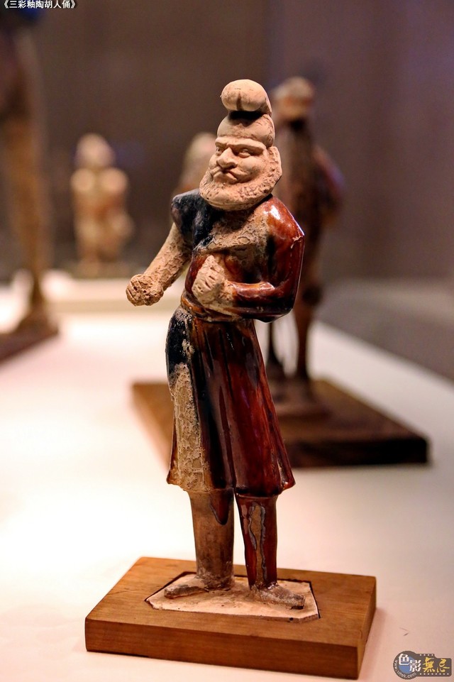这些形态各异的西域人俑,真实展现了昔日丝绸之路的盛况.