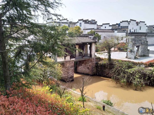 "洪桥"座落在岩寺后街,原名"洪福桥".