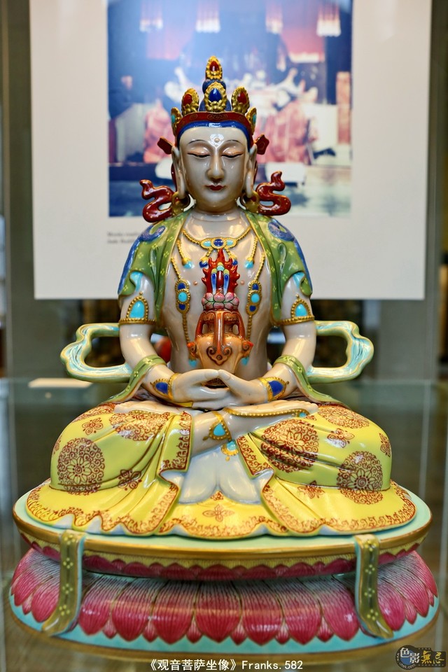 这也是座 藏传佛教风格的观音菩萨, 手持宝瓶的形象.